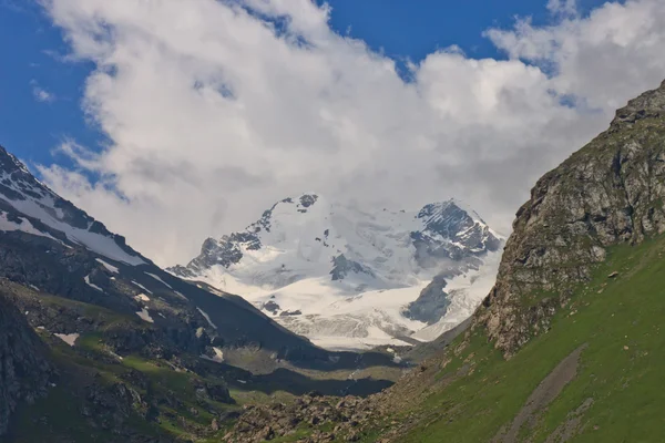 Montagne dans les nuages — Photo