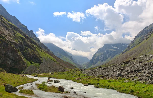 Bulutlar dağ. nehir — Stok fotoğraf