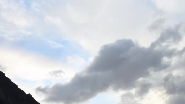 Nuvens sobre os topos das montanhas . — Vídeo de Stock