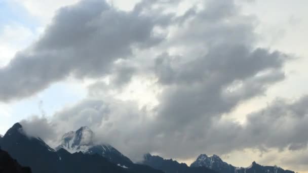 Wolken boven de bergtoppen. — Stockvideo