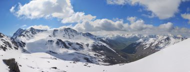 berg in de wolken. Panorama