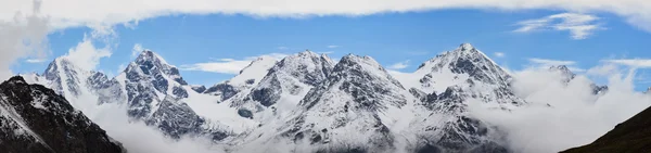 Góry w chmurach. Panorama — Zdjęcie stockowe