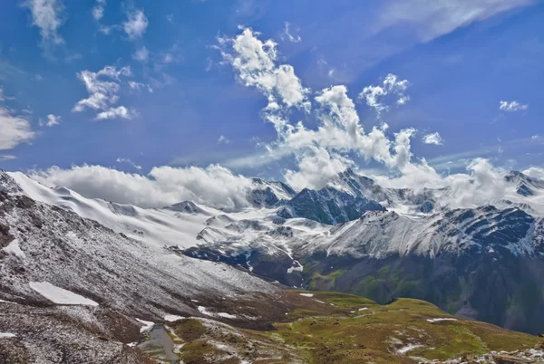 Montaña en las nubes — Foto de Stock