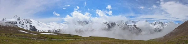 在云端的山。全景图 — 图库照片