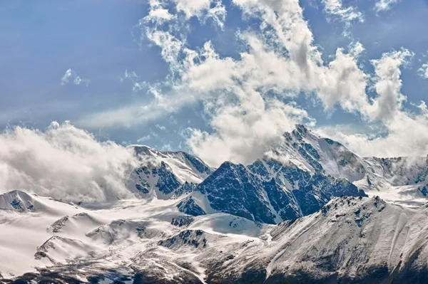 Montaña en las nubes — Foto de Stock