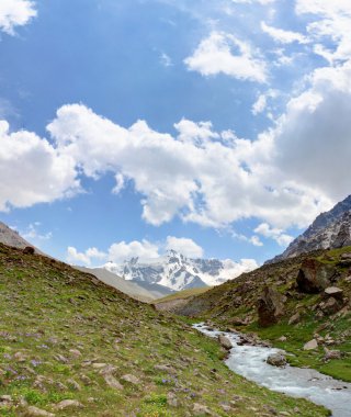 bulutlar dağ. nehir