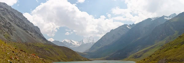 Hory v mracích. jezero — Stock fotografie