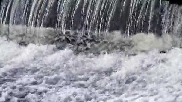 De snelle waterval. — Stockvideo