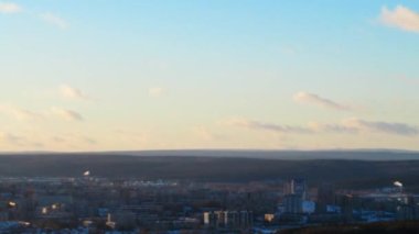 günbatımı şehri. Bacalardan gelen duman.