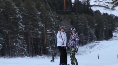 Asansör yükselişte. snowboard.