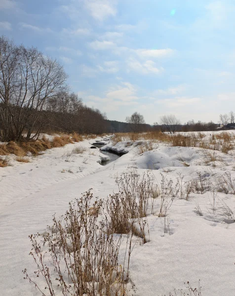 Nieve y hielo colgando sobre el río —  Fotos de Stock