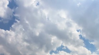 Bulutların üzerinde mavi bir arka plan arkadan aydınlatmalı. etkin bir twist. timelaps.