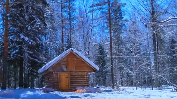 La cabaña de Hunter a la luz de la luna. Timelapse. Escala desde el baño . — Vídeo de stock