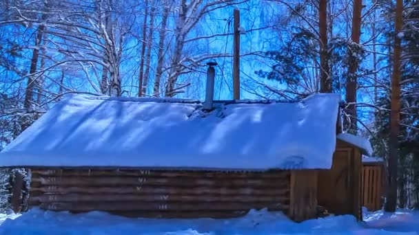 Hunter's hut w świetle księżyca. timelapse. skalowanie z chaty. — Wideo stockowe