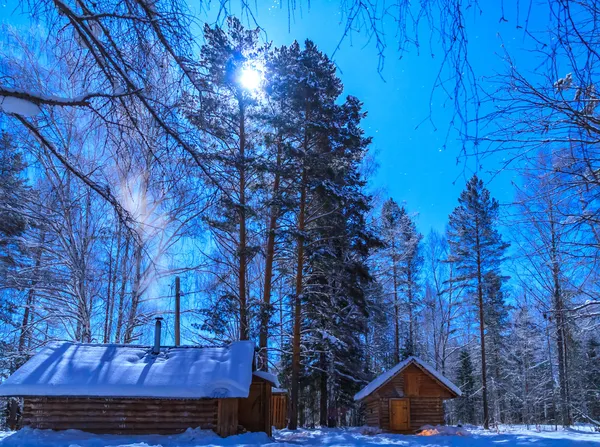 Casa numa noite iluminada pela lua. Lua — Fotografia de Stock