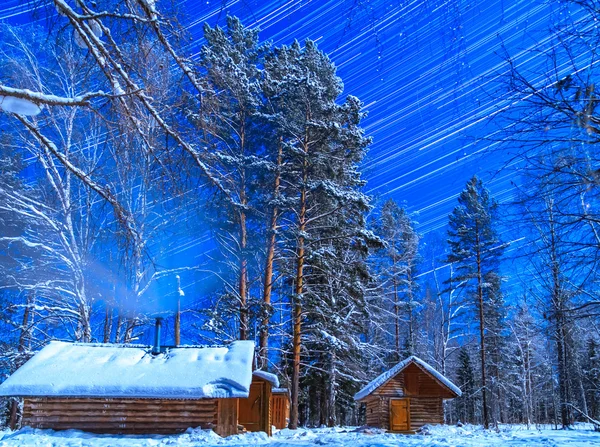 Haus in einer mondhellen Nacht. Sternenspuren — Stockfoto