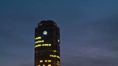 arka planda gündoğumu gökdelen