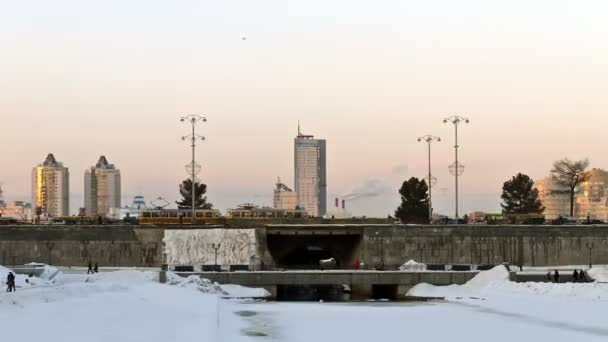 与奥林匹克的时钟，叶卡特琳堡坝. — 图库视频影像