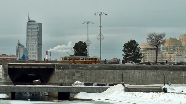 Dam met de Olympische klok, Jekaterinenburg — Stockvideo