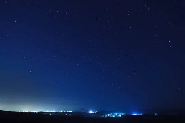 Shooting star in the night sky — Stock Photo, Image