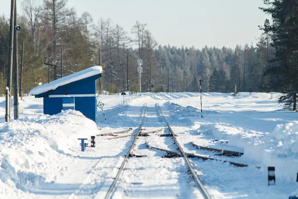 Chemin de fer dans la neige. Journée ensoleillée . — Photo