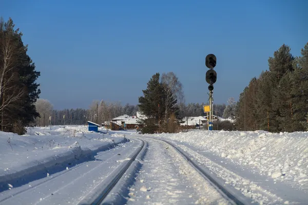 Kolejowej w śniegu. słoneczny dzień. — Zdjęcie stockowe