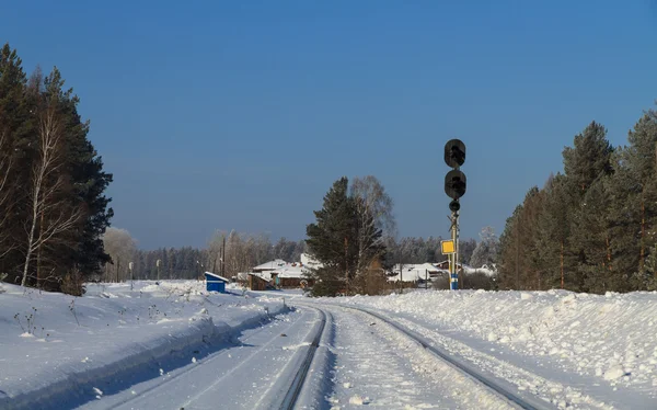 Kolejowej w śniegu. słoneczny dzień. — Zdjęcie stockowe