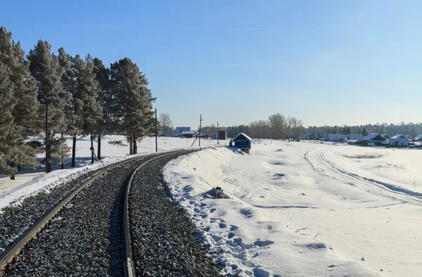 Ferrovia nella neve. Giornata di sole . — Foto Stock