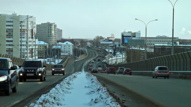 Cars driving on the overpass. — Stock Video