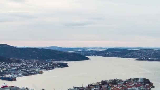 Zonsondergang over de fjorden. Bergen, Noorwegen. timelapse — Stockvideo