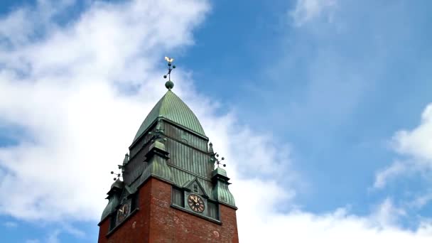 Las nubes flotan sobre la torre del reloj. Goteborg, Suecia — Vídeos de Stock