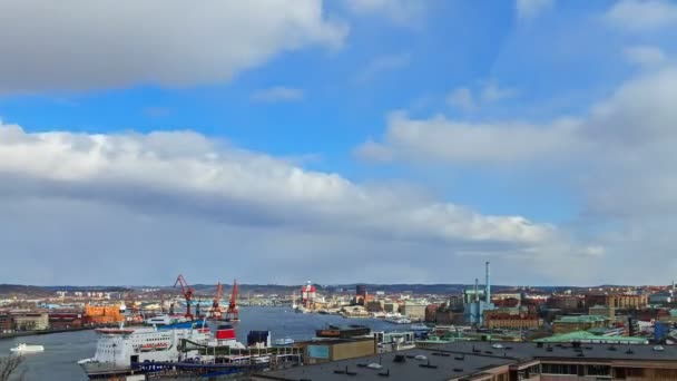 Wolken boven de havenstad. Göteborg, Zweden — Stockvideo
