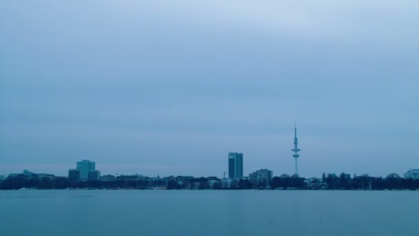 Muelle en Hamburgo, Alemania. La noche cayó. Torre de TV — Vídeos de Stock