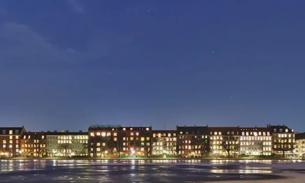 Dům na nábřeží. hvězdnou oblohu. Kodaň, Dánsko — Stock fotografie