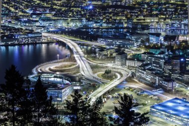 Geceleri izole bir araba. Bergen, Norveç
