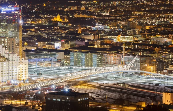 Demiryolu üzerinde köprü. Oslo, Norveç