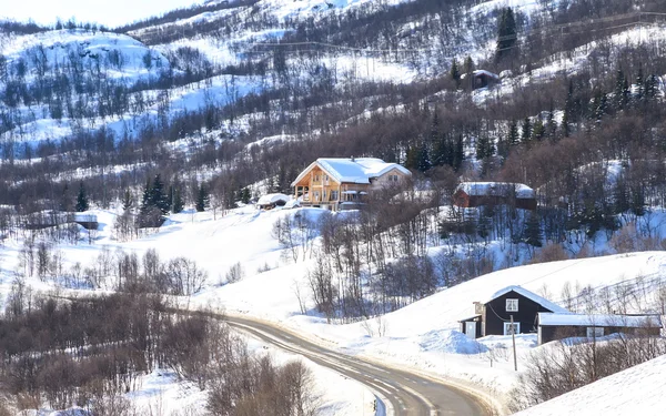 白雪覆盖的山脉的挪威 — 图库照片