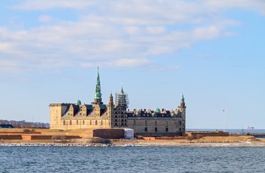 Kronborg Kalesi'ne Öresund kıyısında