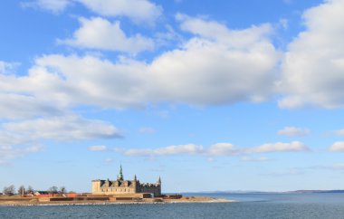 Kronborg Kalesi'ne Öresund kıyısında