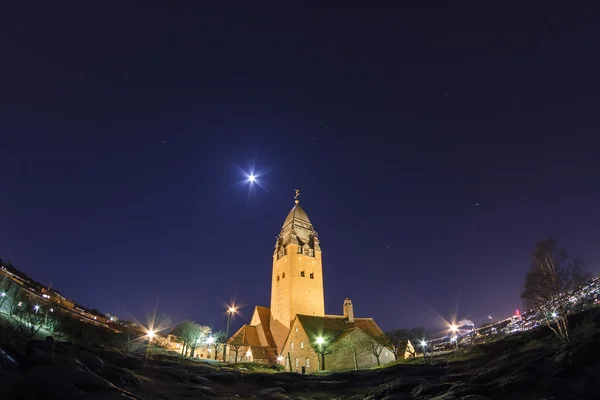 Masthugget kerk in de nachtelijke hemel — Stockfoto
