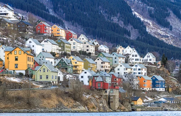 Casa vicino al fiordo. Odda, Norvegia — Foto Stock