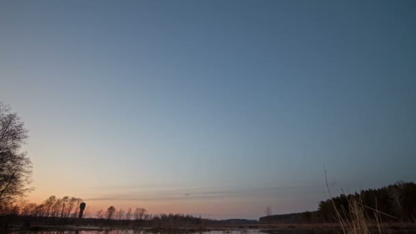 Après le coucher du soleil, des étoiles apparaissent, malgré tout le brouillard — Video