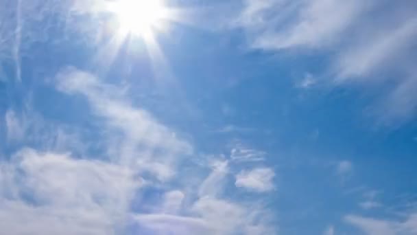 Licht van de zon breekt door de wolken — Stockvideo