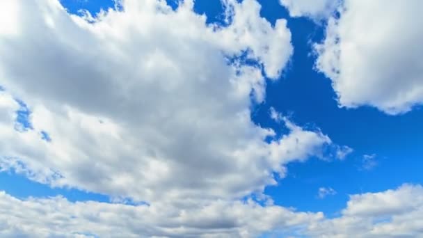 雲はすぐに上を実行の青空の背景. — ストック動画