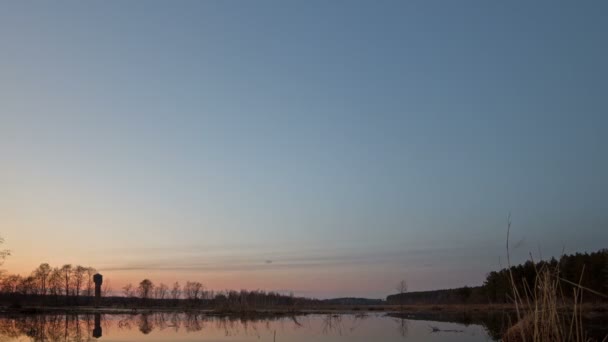 Zonsondergang en sterrenhemel lucht weerspiegeld in meer. vaste geometrie — Stockvideo