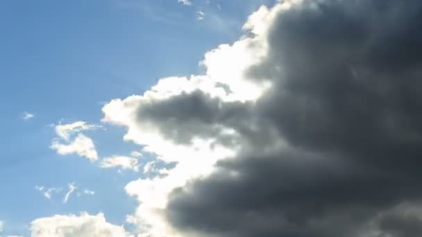 El sol detrás de las nubes de lluvia. El sol en el centro — Vídeo de stock