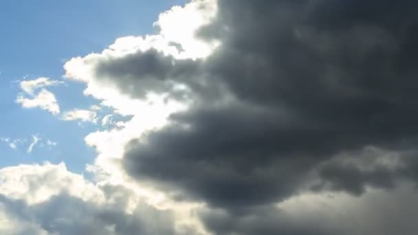 El sol detrás de las nubes de lluvia — Vídeo de stock