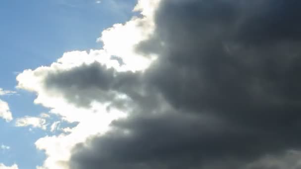 Le soleil derrière les nuages de pluie 