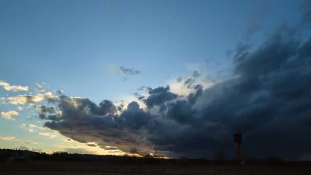 Бушующие облака на закате. Фиксированное искажение . — стоковое видео