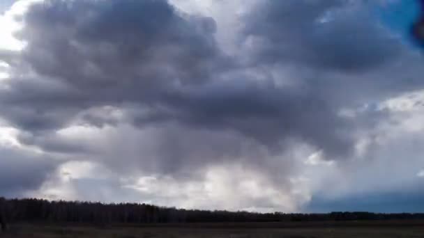 Zachód słońca w chmurach deszczu. Czas oczekiwania — Wideo stockowe